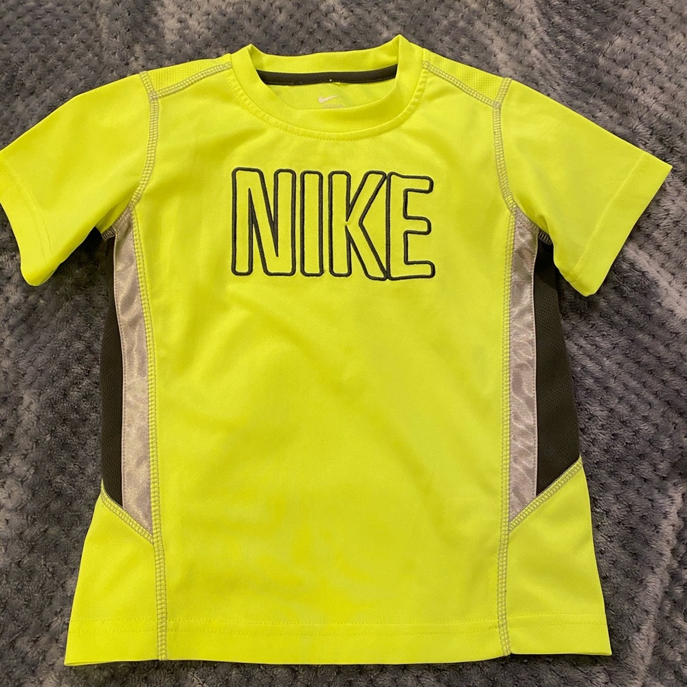 Perfect condition boys neon yellow sz5 Nike top